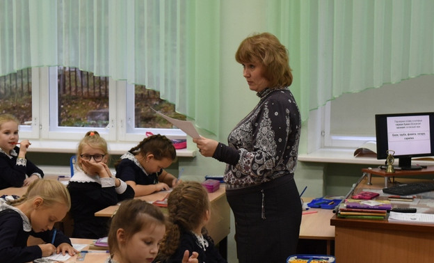 Профсоюзы предложили привязать оклады кировских учителей к МРОТ
