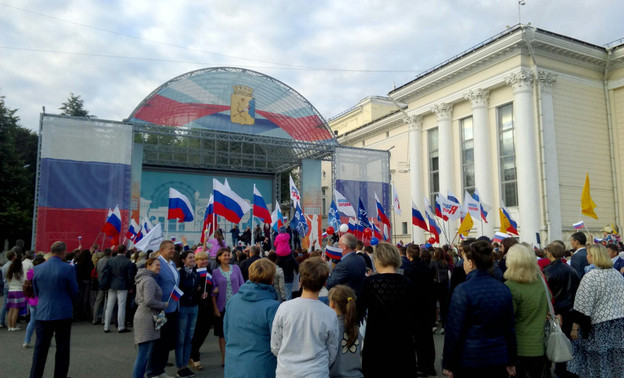 Официальное мероприятие по случаю Дня российского флага собрало не более тысячи человек