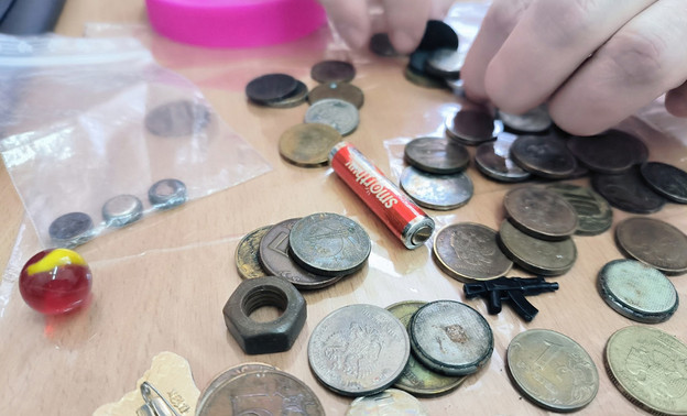 Кировские врачи показали коллекцию предметов, которые проглатывали дети