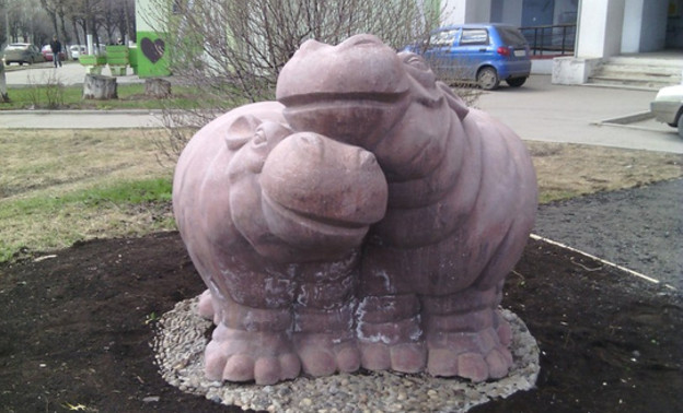 В Кирове вновь появилась скульптура влюбленных бегемотов