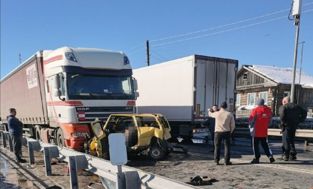 В Слободском районе водитель автомобиля «Ока» попал в ДТП с фурами