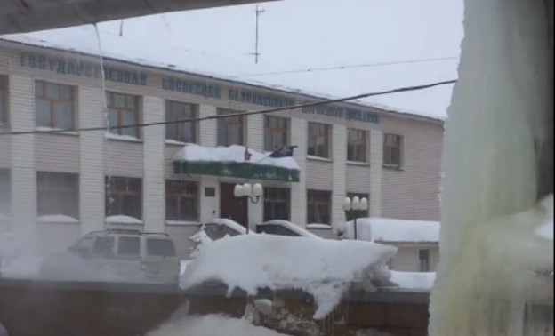 В Кирове на улице Преображенской прорвало трубу с горячей водой