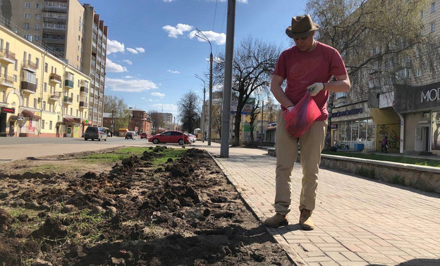 В Кирове активист высадил картофельную грядку у Дворца бракосочетания в знак протеста против некачественных газонов