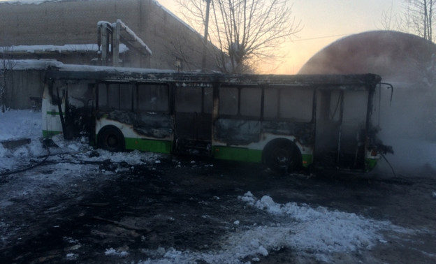 Вчера в Кирове сгорел автобус (ФОТО)