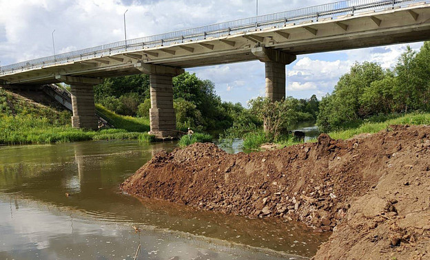 В Немском округе ремонтируют аварийный мост через реку Вою
