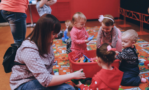 Приглушённый свет, вода и коврик с игрушками: в «Смене» проходят специальные показы для мам с малышами