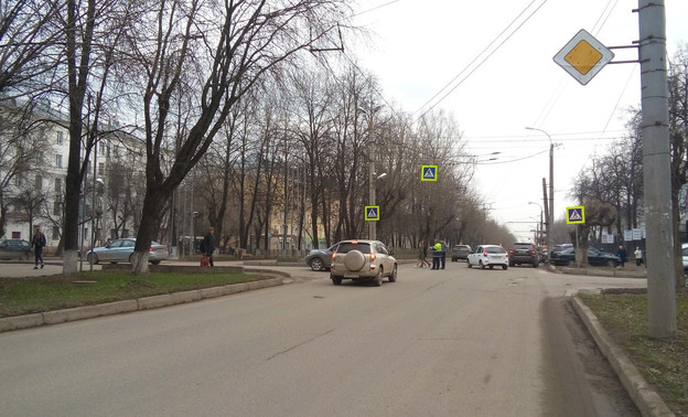 На пешеходном переходе в центре Кирова внедорожник сбил бабушку