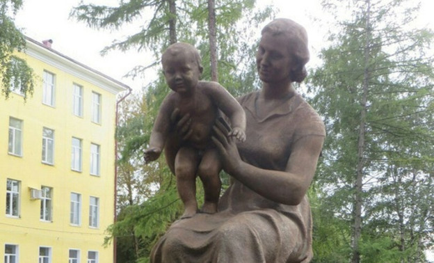 На территории Северной больницы установили обновлённую скульптуру «Мать и дитя»