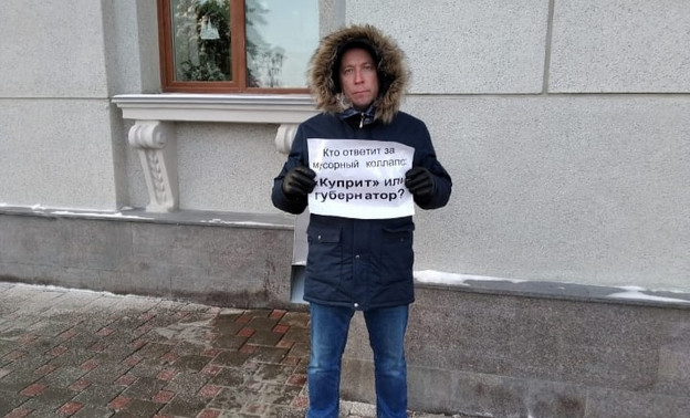 «Кто-то должен быть наказан!» Депутат Михаил Ковязин вышел на одиночный пикет из-за мусорного коллапса