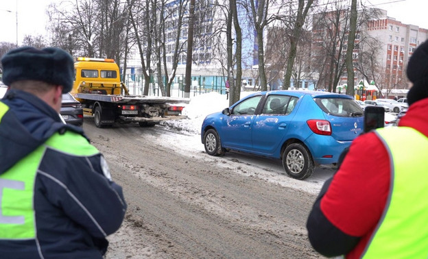 В Кирове устроили рейд по выявлению нарушений правил остановки и стоянки