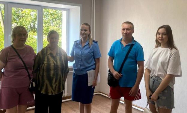 Ветерану труда из Кирова, в доме у которого обрушилась крыша, выдали новое жильё