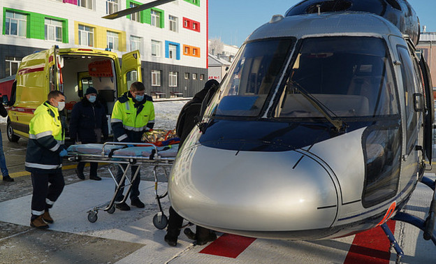 Для спасения жителя Нагорска с ножевым ранением в воздух подняли два вертолёта санитарной авиации