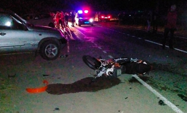 В Кировской области на трассе столкнулись автомобиль и мотоцикл. Один человек погиб