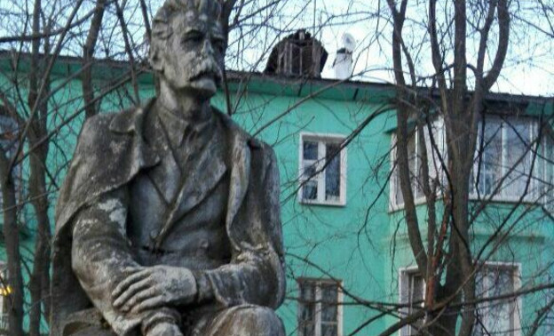 Кировчанин вышел на одиночный пикет к разрушающемуся памятнику Горькому в Нововятске