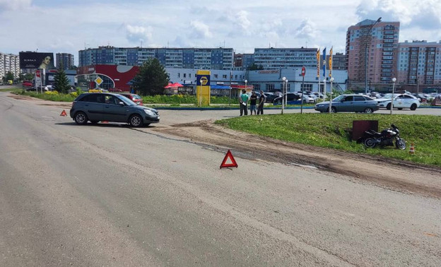 В пригороде Кирова мотоциклист врезался в иномарку