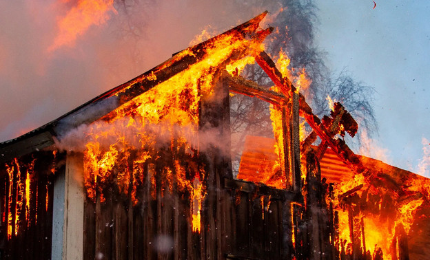 В Даровском районе семь человек остались без жилья из-за пожара