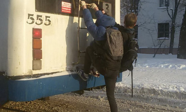 В Кирове школьники прокатились зацепом на троллейбусе
