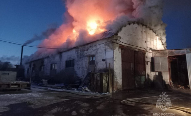 В Слободском произошёл пожар в здании по производству металлопроката