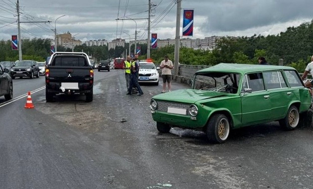 В Кирове на Воровского столкнулись ВАЗ и Mitsubishi