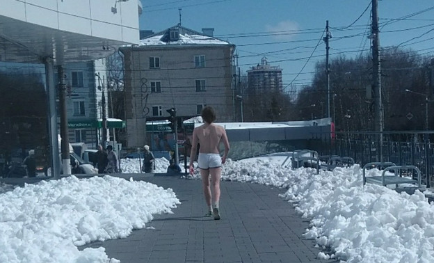 В центре Кирова заметили гуляющего в одних трусах мужчину