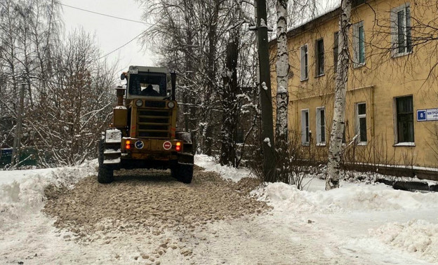 Камни на снегу: в Лянгасово отсыпали щебнем грунтовую дорогу в декабре
