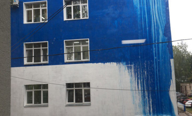 После дождя со здания областной больницы потекла свежая краска