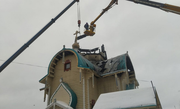 С пострадавшей от пожара Феодоровской церкви убирают опасные конструкции