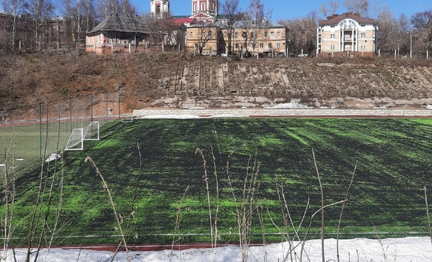 На отремонтированном стадионе «Трудовые резервы» нашли дефекты покрытия поля