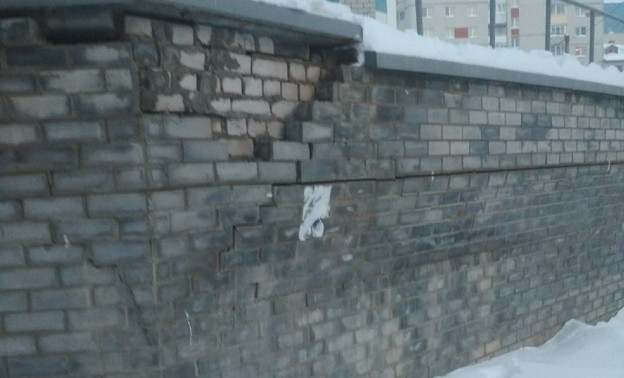 В Кирове на улице Стахановской через пять лет после сдачи начал разваливаться дом