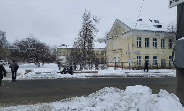 «Кировчанам пока придётся потерпеть»: в администрации города прокомментировали упавший около школы светофор