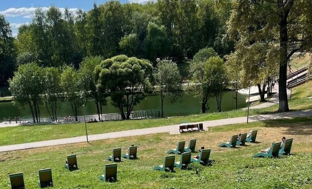 На склоне в парке имени Кирова установили шезлонги
