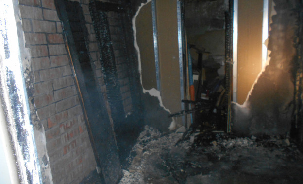 Женщину с ребёнком госпитализировали: на улице Воровского загорелся жилой дом