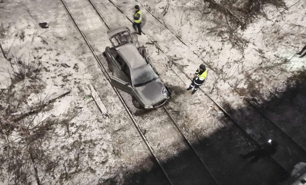 Появилось видео падения автомобиля с моста на Воровского