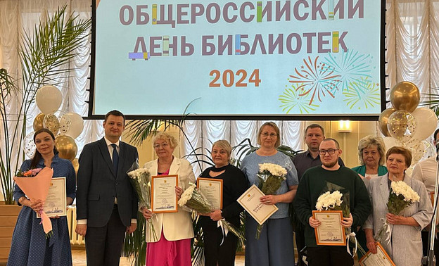 Библиотекарям «Герценки» вручили нагрудные знаки «Ветеран труда»