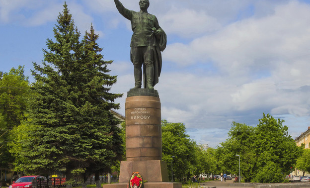 У памятника С. М. Кирову высадят 15 голубых елей