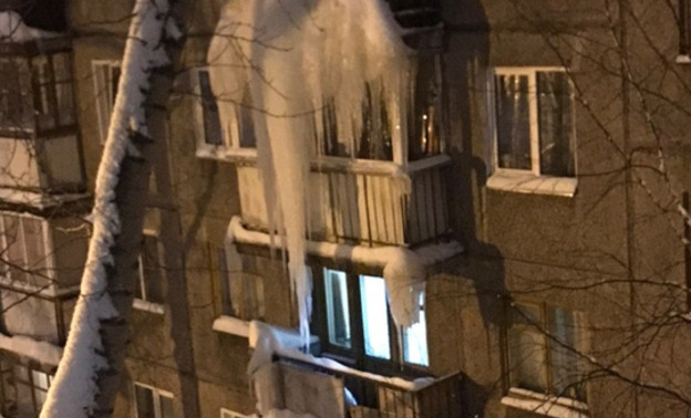 На доме в Кирове заметили трёхэтажную сосульку