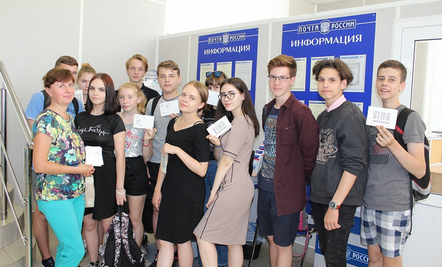 Кировские школьники познакомились с историей и работой почты