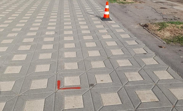У администрации Кирова демонтируют часть тротуара для озеленения