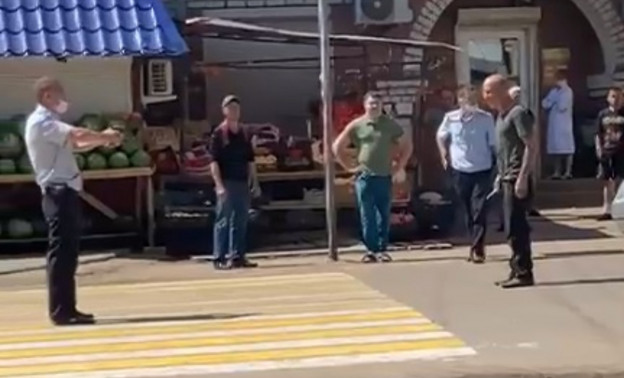 В центре Котельнича полицейский применил пистолет, чтобы задержать мужчину с ножом