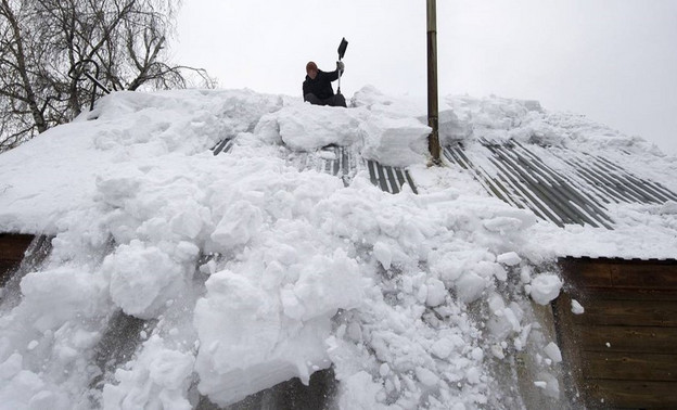 В Нововятске женщину завалило снегом с крыши