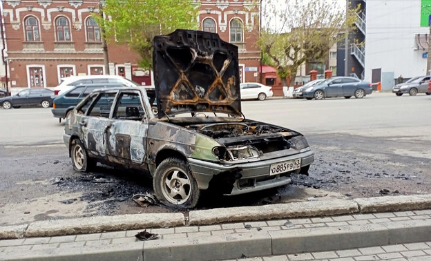 Около ТЦ «Крым» в Кирове сгорел автомобиль. В МЧС рассказали подробности случившегося