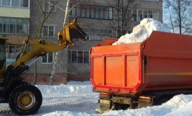Кировская мэрия озвучила список улиц, с которых ночью будут вывозить снег