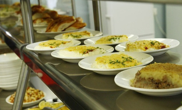 Из-за введения бесплатного питания из кировских школ массово увольняются повара