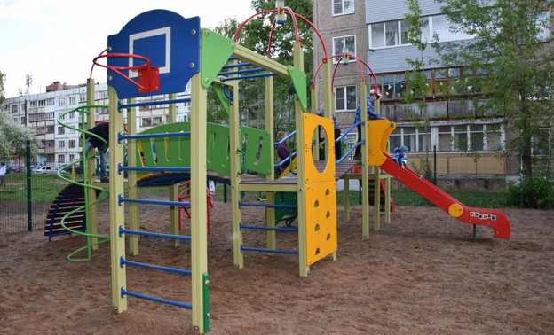 В Кирове в охранной зоне электросетей построили детскую площадку