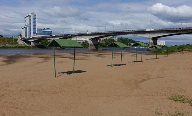 Сотрудники Роспотребнадзора проверили песок и воду на городском пляже в Кирове