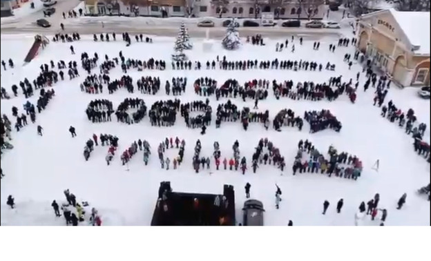 В Слободском на Соборной площади провели флешмоб и сняли клип