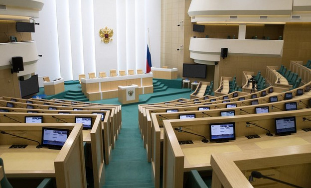 Совфед РФ одобрил запрет иноагентам участвовать в выборах и быть наблюдателями