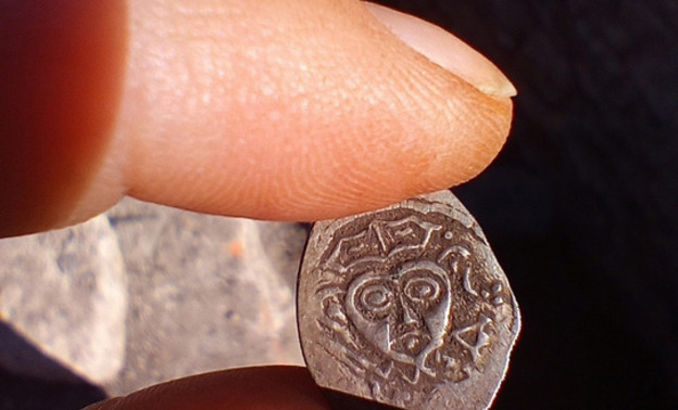 Археологи нашли в Пскове клад из 17 серебряных монет XVI века