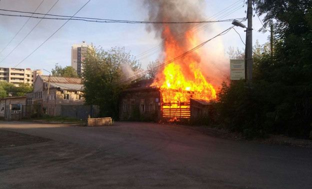 На улице Володарского сгорел очередной нежилой дом
