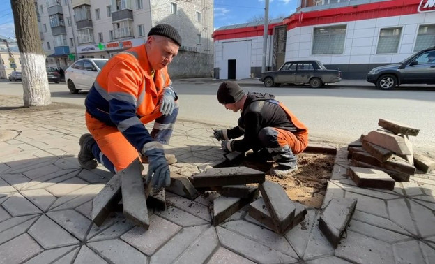 В Кирове начали восстанавливать брусчатку на тротуарах и собирать мусор с газонов